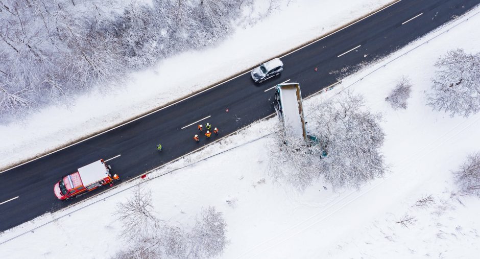 Snygis ir šaltis sutrikdė eismą Vokietijoje bei Nyderlanduose