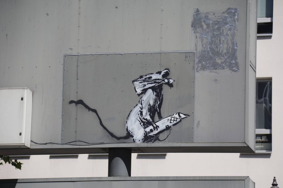 Paryžiuje rasti du pavogti gatvės menininko Banksy darbai