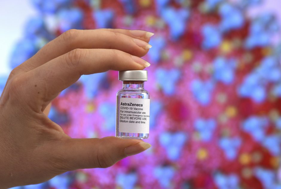 „AstraZeneca“ planuoja iki rudens sukurti naujos kartos COVID-19 vakcinas