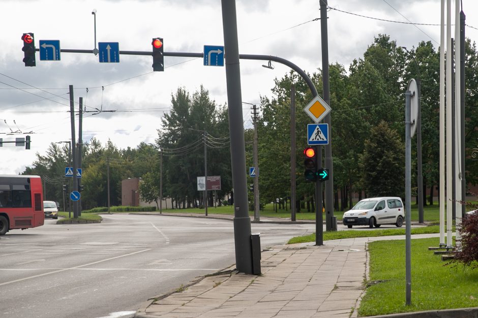 Vairuotojai skundžiasi dėl sankryžos: eismas nejuda taip efektyviai, kaip galėtų