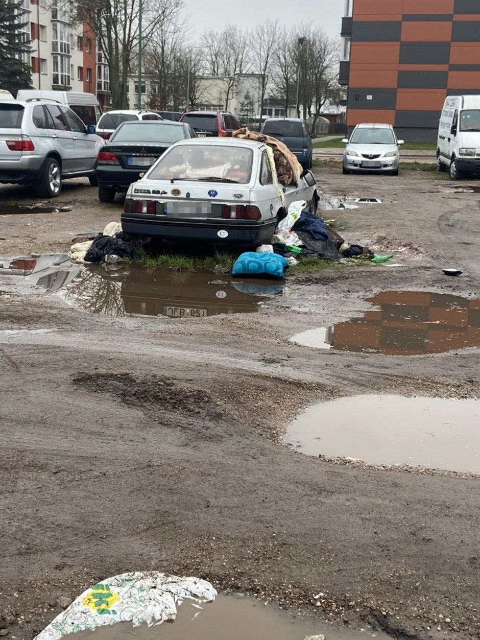 Apleistų mašinų problema uostamiestyje: dviejų verslininkų įžūlumui nėra ribų