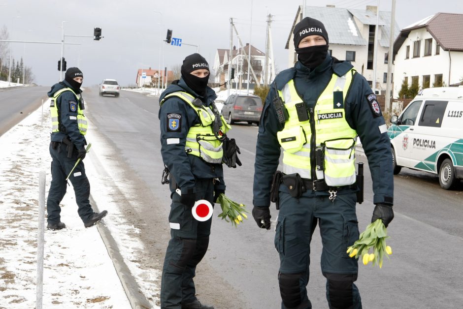 Kitokia Moters diena: Klaipėdos gatvėse pareigūnai tulpių nebedalys