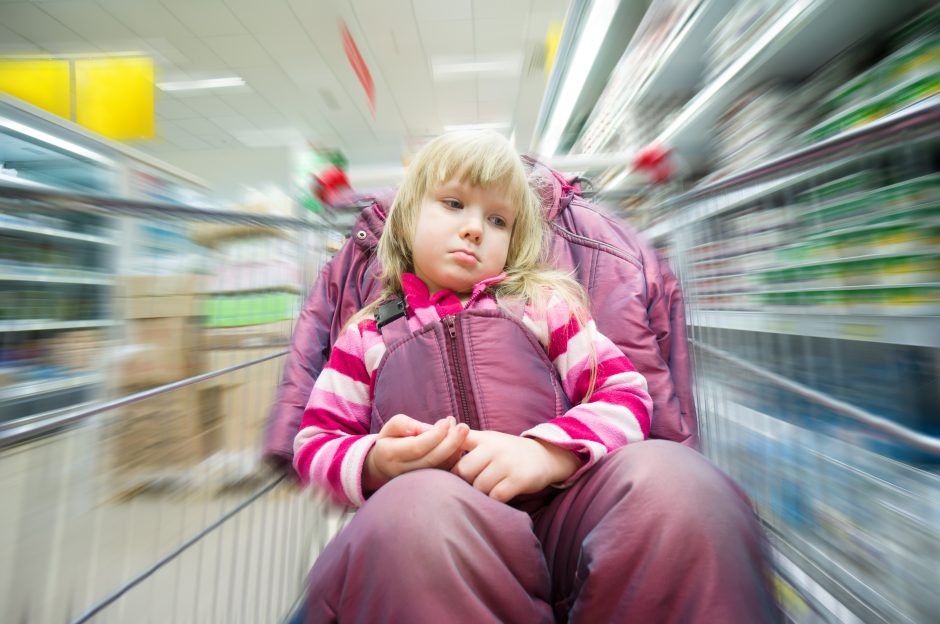 Kaip išvengti vaikų keliamų scenų parduotuvėje?