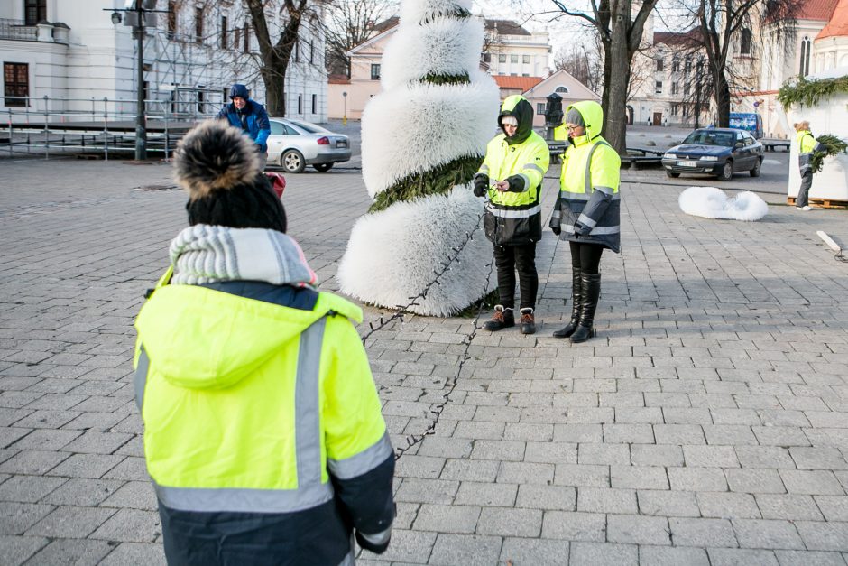 Kurti Kauno Kalėdų eglę padėjo ir savanoriai