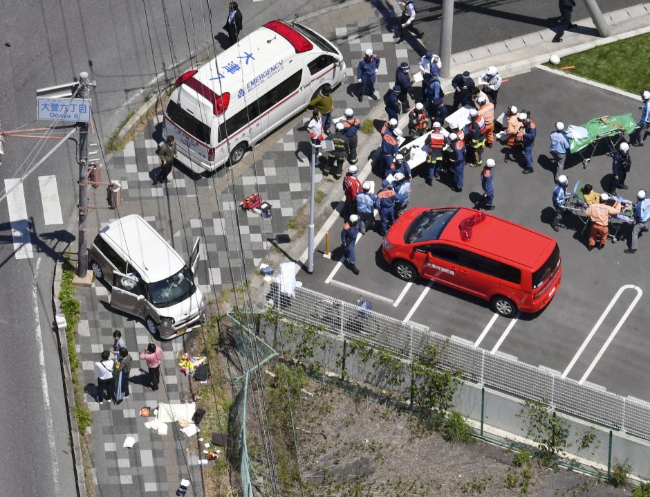 Japonijoje į darželinukų grupę įsirėžęs automobilis užmušė du vaikus