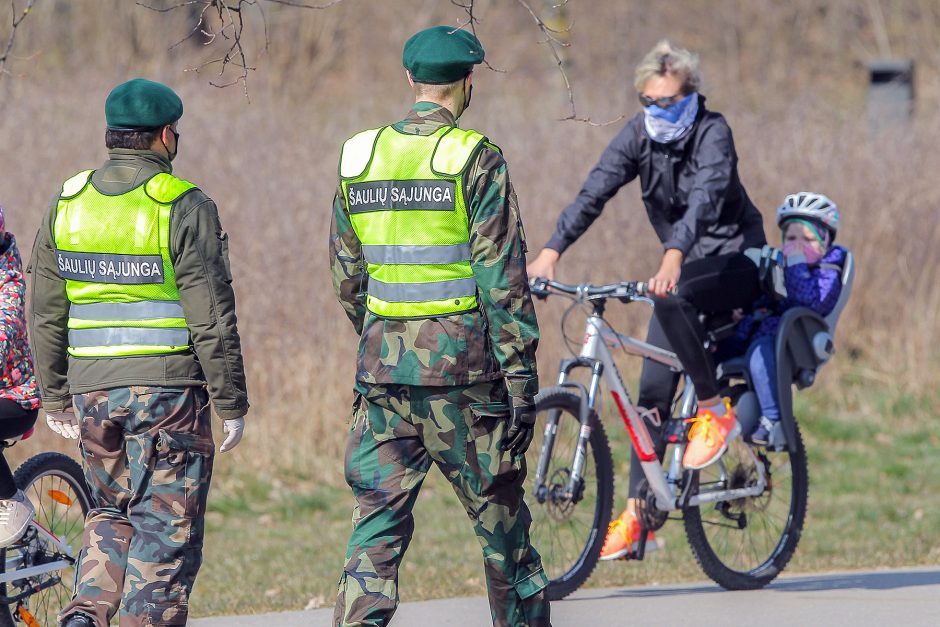 Karantino metu policijai patruliuoti padės kariai, savaitgalį – ir šauliai