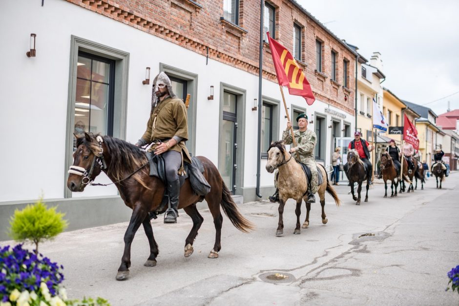 Kretingoje – neįprastas vaizdas: gatvėmis risnojo žemaitukų būrys