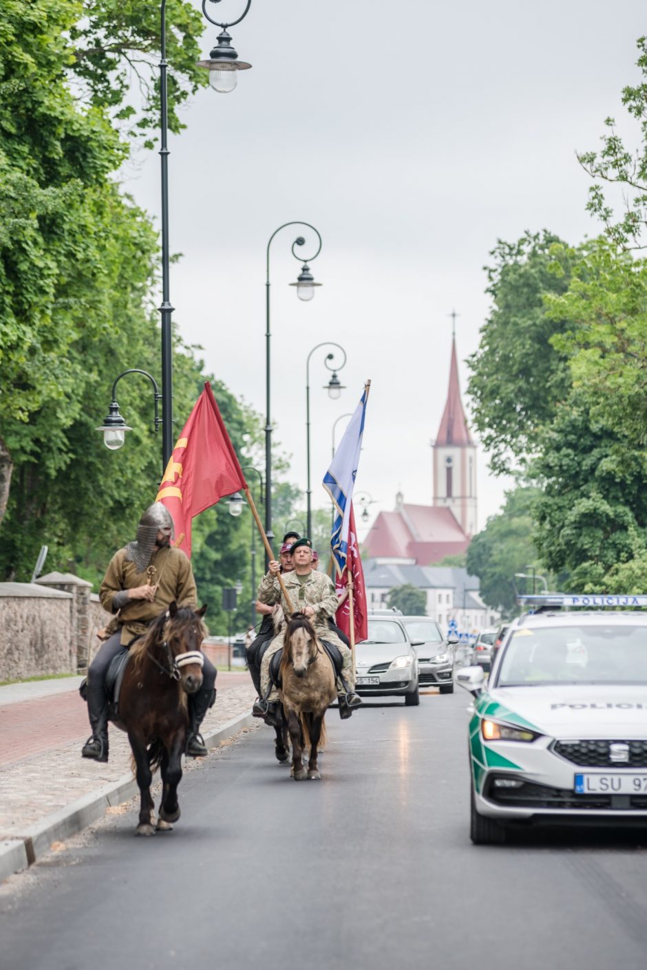 Kretingoje – neįprastas vaizdas: gatvėmis risnojo žemaitukų būrys