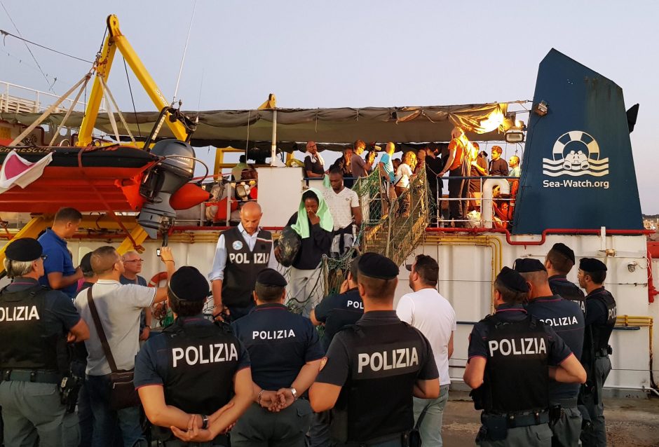 Laivo kapitonei, nepaisiusiai draudimo atgabenti migrantus, skirtas namų areštas