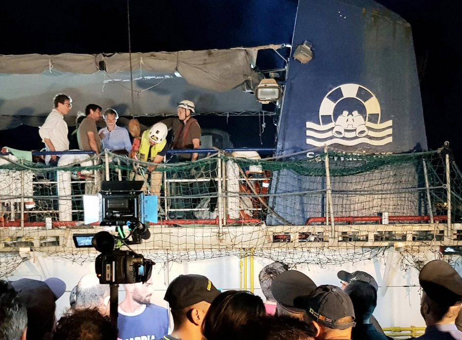 Laivo kapitonei, nepaisiusiai draudimo atgabenti migrantus, skirtas namų areštas
