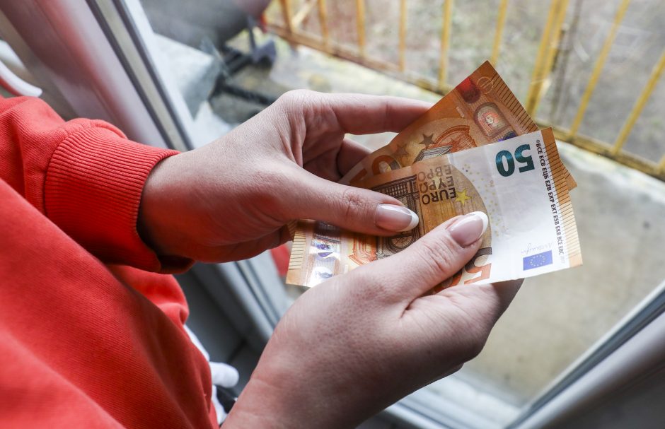 Vyriausybė svarstys dėl minimalios algos didinimo iki 642 eurų