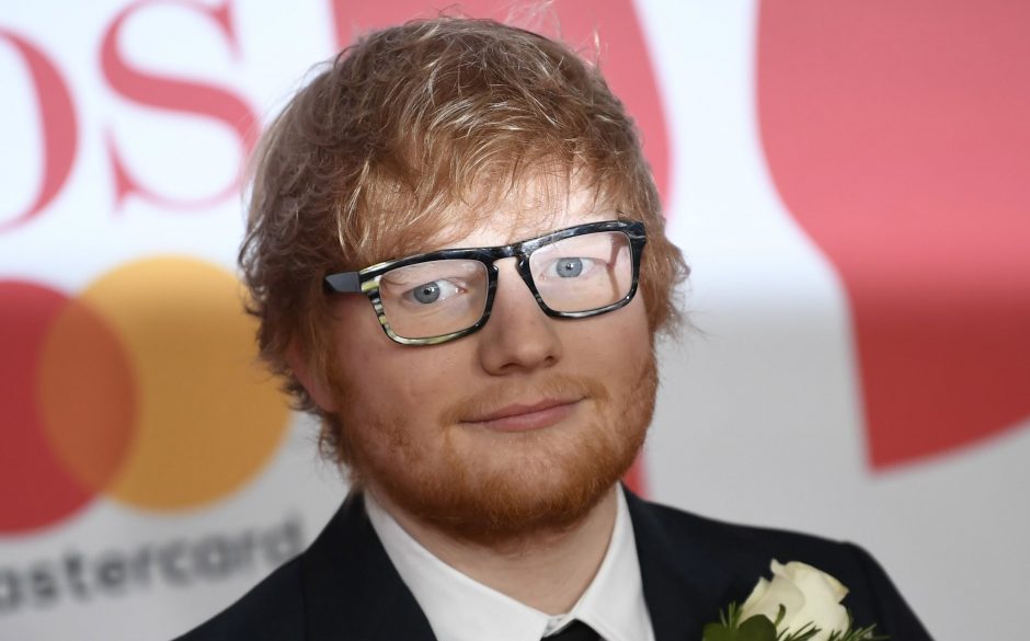 Britų popžvaigždė E. Sheeranas sūpuoja dukrelę