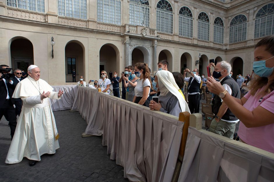 Popiežius po kelių mėnesių pertraukos surengė pirmąją visuotinę audienciją
