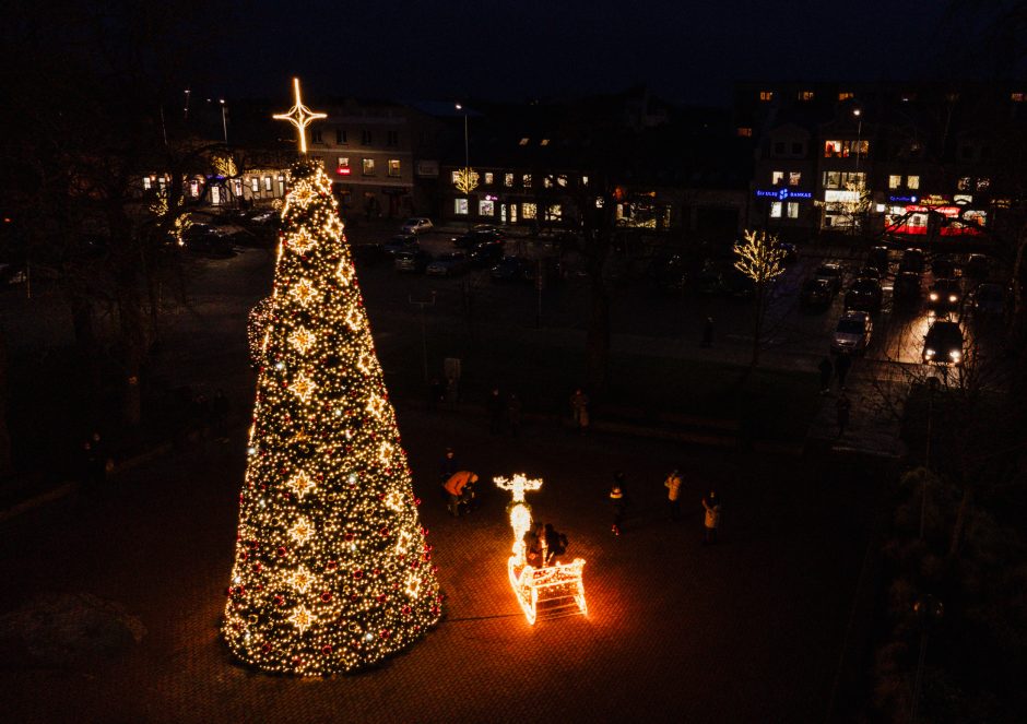 Kretingoje įžiebta vaikų norams dedikuota eglė