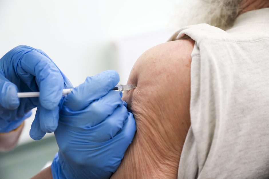 Senjorai nuo koronaviruso skiepijami nuo mokytojų likusia vakcina