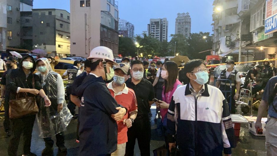 Mažiausiai 46 žmonės žuvo per gaisrą daugiaaukštyje Taivane