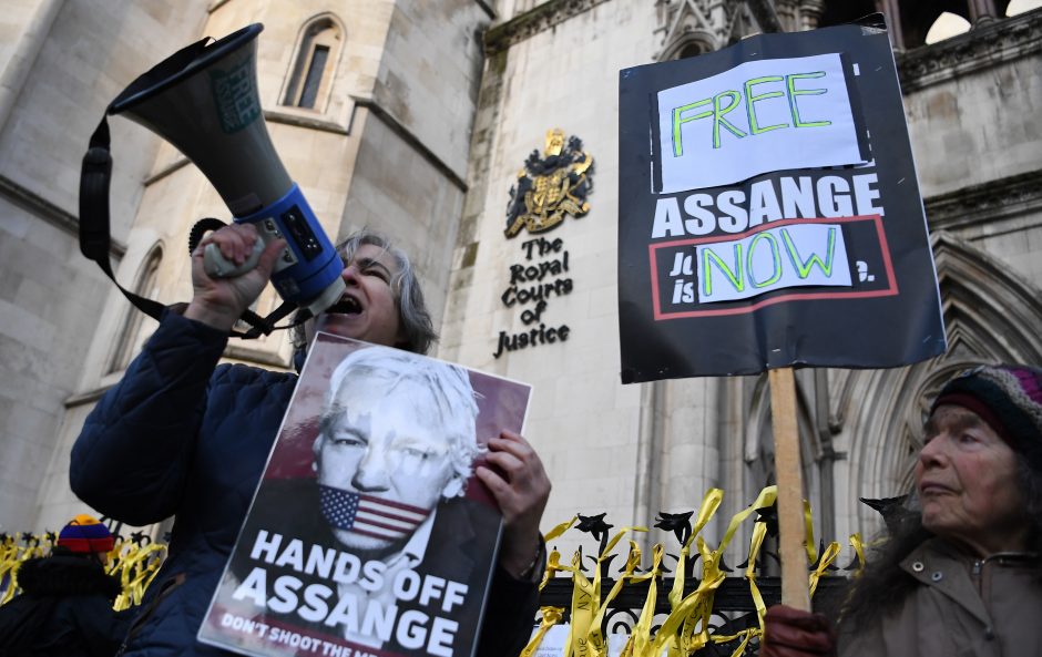 Britų teismas panaikino draudimą išduoti J. Assange'ą JAV