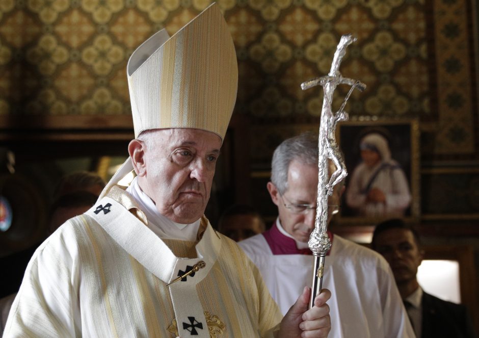 Popiežius Pranciškus pradėjo viešnagę Rumunijoje
