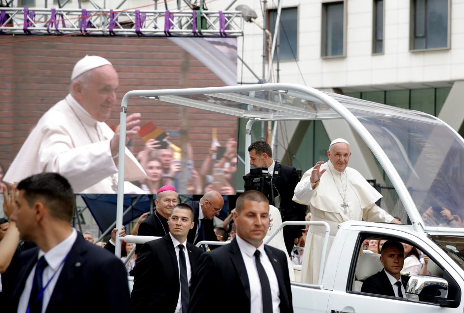 Popiežius Pranciškus pradėjo viešnagę Rumunijoje