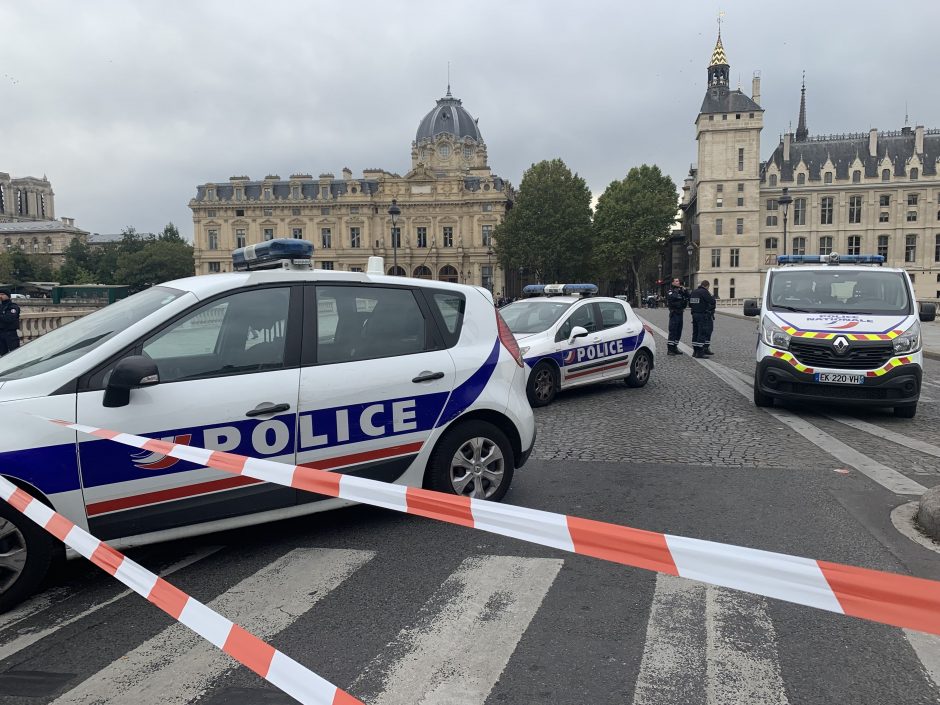 Dėl kruvinos atakos Paryžiaus policijos būstinėje sulaikyti penki asmenys