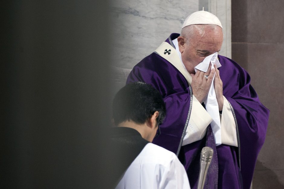 Susirgęs popiežius atšaukė pasirodymą mišiose