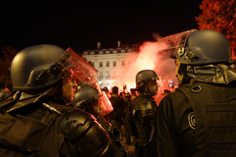 Prancūzijoje po futbolo aistruolių riaušių suimti 282 žmonės