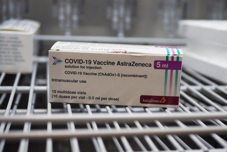 JAV tarnybos: į „AstraZeneca“ vakcinos bandymus galėjo būti įtraukti pasenę duomenys