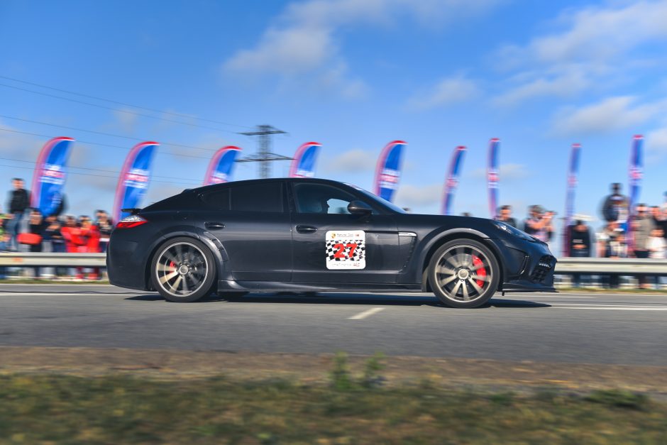 Traukos lenktynėse Palangoje greičiausi – „Nissan GT-R“ automobiliai