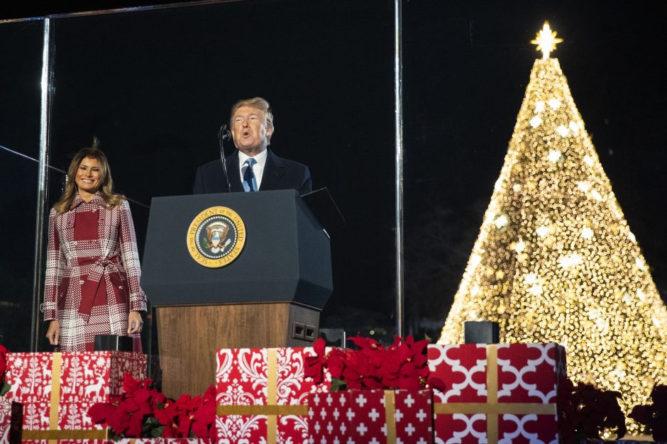 D. Trumpas su žmona įžiebė pagrindinę JAV Kalėdų eglę