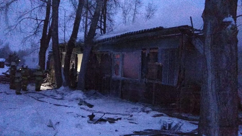 Rusijoje užsiliepsnojus mediniam namui žuvo 11 žmonių