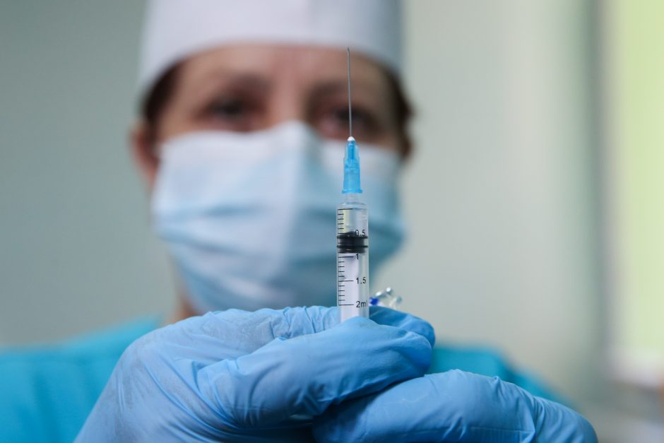 EVA: ES kovai su COVID-19 privalo naudoti visas vakcinas