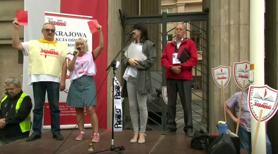 Lenkiją krečia pedagogų protestai