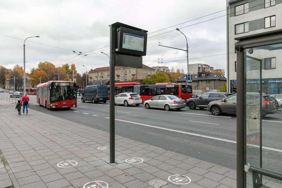 Vilniuje keleivių patogumui – 20 naujų švieslenčių stotelėse