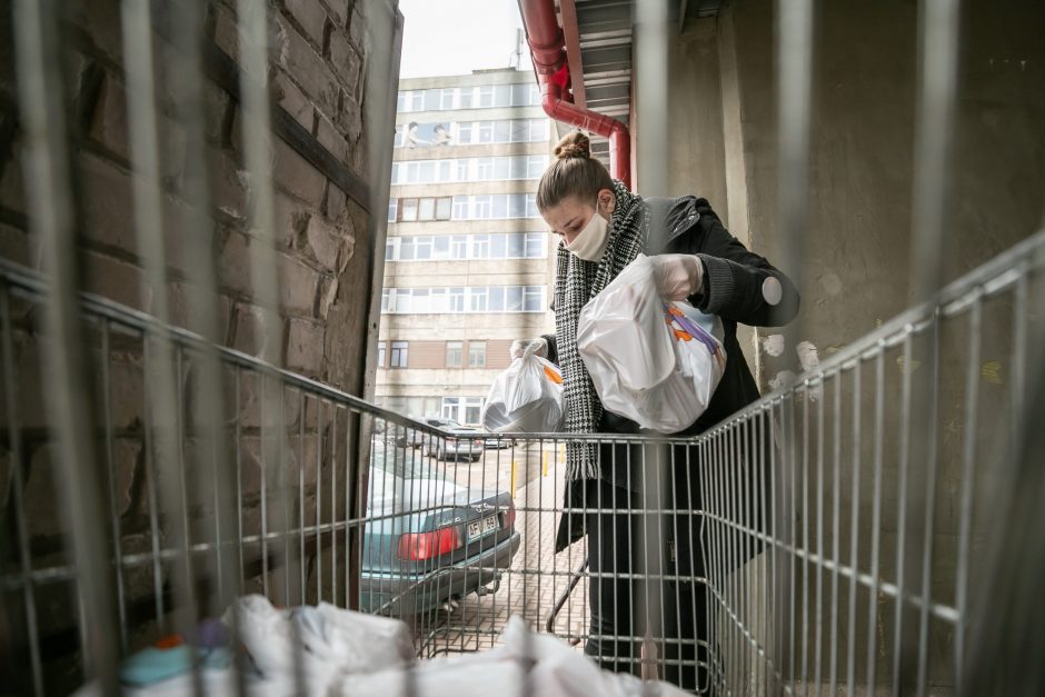 Vilniuje per karantiną vienišiems senjorams savanoriai pristatys maisto