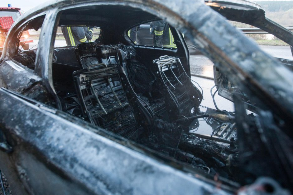 Automobilyje sprogus nenustatytam užtaisui kilo gaisras