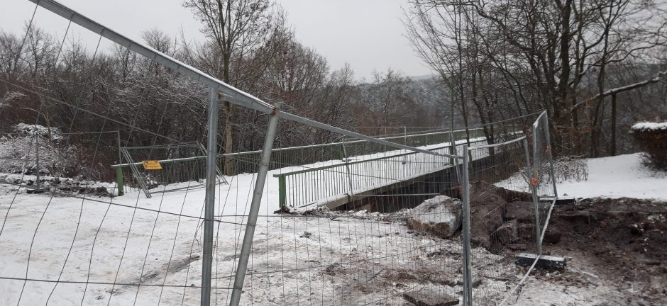 Praėjimas Trijų mergelių tiltu – jau uždarytas