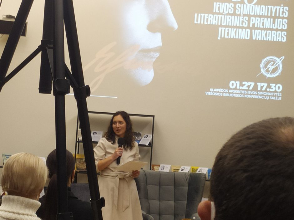 Įteikė I. Simonaitytės literatūrinę premiją