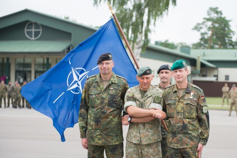 NATO pajėgų kovinėje grupėje – vadų pasikeitimo ceremonija