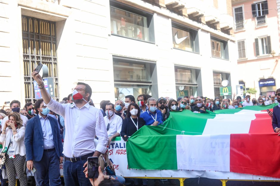 Italijos kraštutinių dešiniųjų lyderiai prisijungė prie protesto prieš vyriausybę