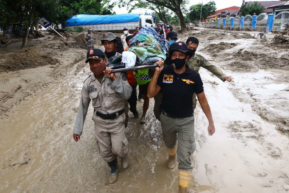 Indonezijos staigių potvynių aukų padaugėjo iki 21