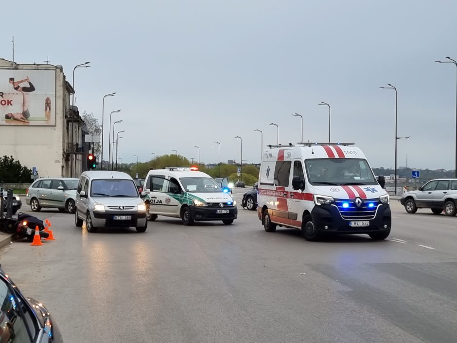 Kaune į ligoninę išvežtas su „Citroen“ susidūręs motorolerio vairuotojas