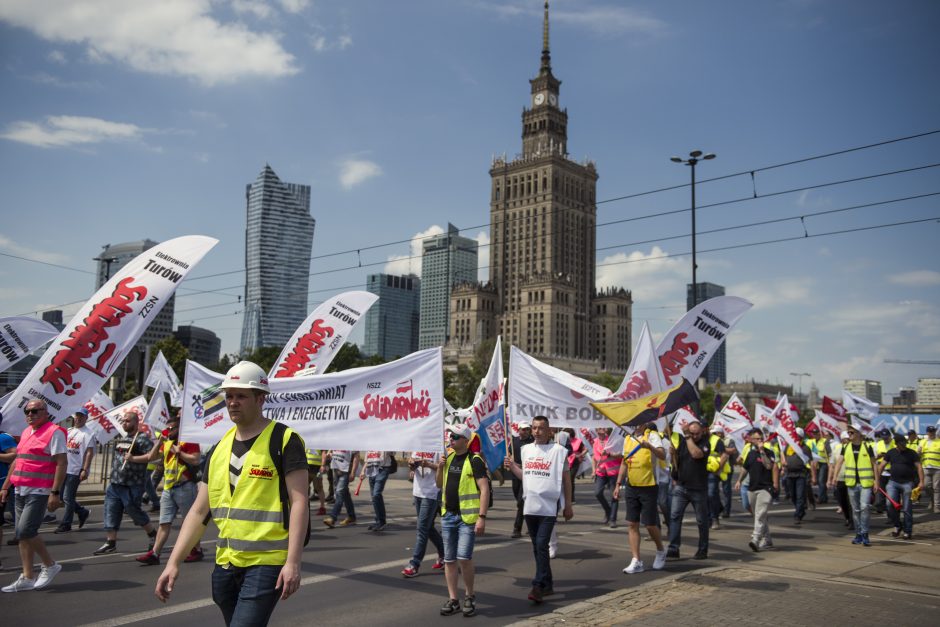Varšuvoje surengta didelė demonstracija prieš Lenkijos planus atsisakyti anglių kasybos