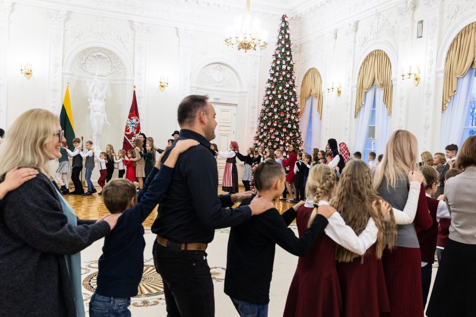 Prezidentas ir pirmoji ponia įžiebė Prezidentūros kalėdinę eglutę 