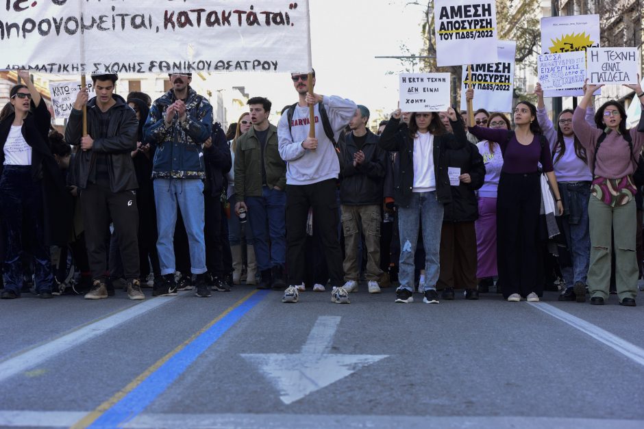 Graikijos atlikėjai protestuoja dėl darbo užmokesčio