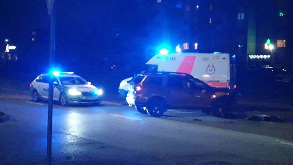 Avarija Šilainiuose: vienas vairuotojas – ligoninėje, gatvė nusėta nuolaužomis