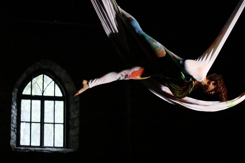 Estijos cirko artistė: publikai nustebinti nebeužtenka vien triukų