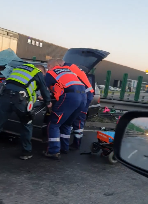 Sostinėje BMW rėžėsi į atitvarus, vairuotojas išgabentas į ligoninę