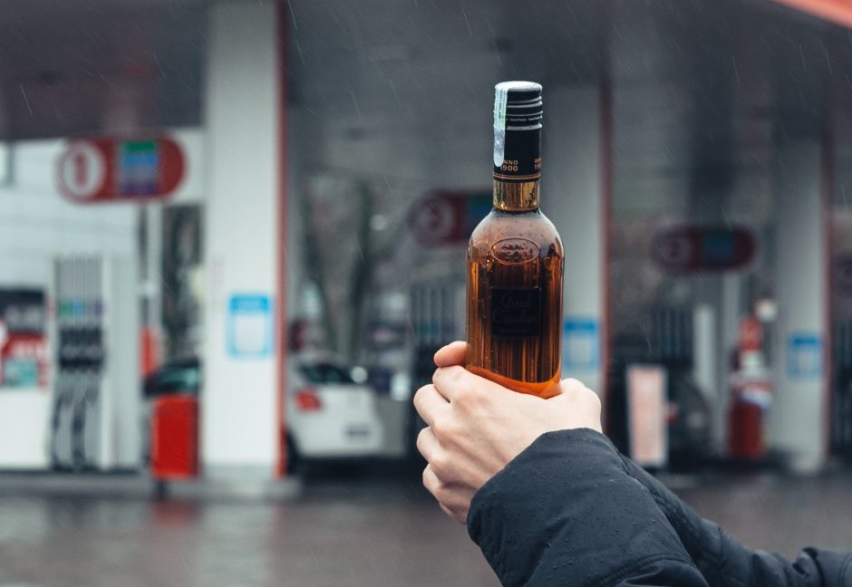 Klaipėdos pareigūnai užfiksavo tris prekybos alkoholiu pažeidimus