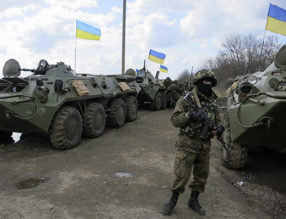 Ukrainos kariams Lietuva perduos šalmų, neperšaunamų liemenių, skydų