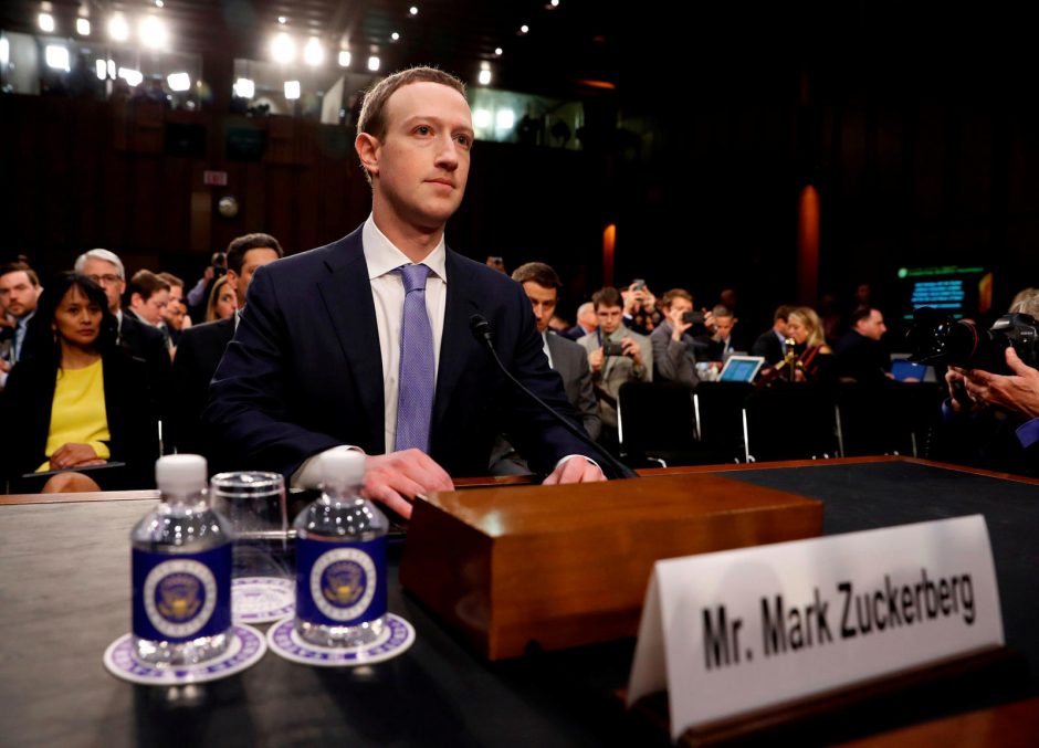 „Facebook“ akcininkai siekia pakeisti M. Zuckerbergą nepriklausomu valdybos nariu
